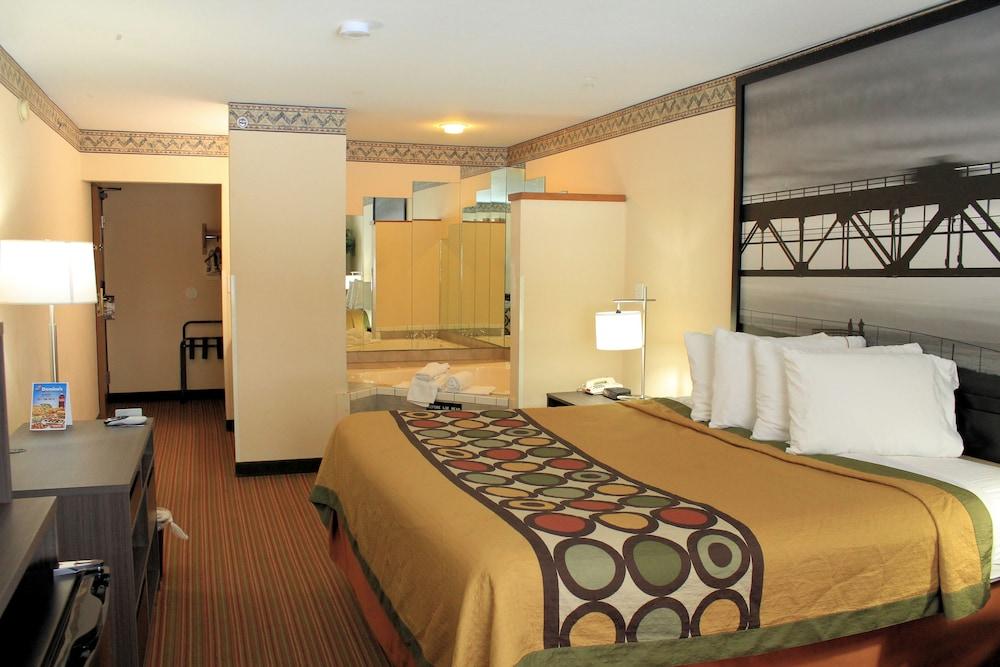 Super 8 by Wyndham Big Rapids photo 14