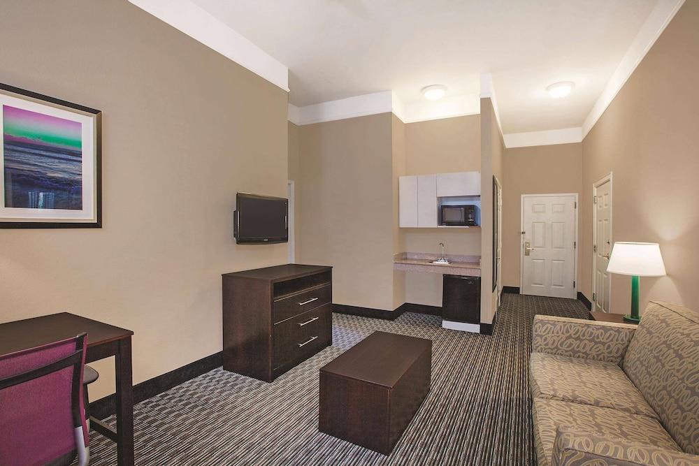 La Quinta Inn & Suites by Wyndham Beaumont West photo 13