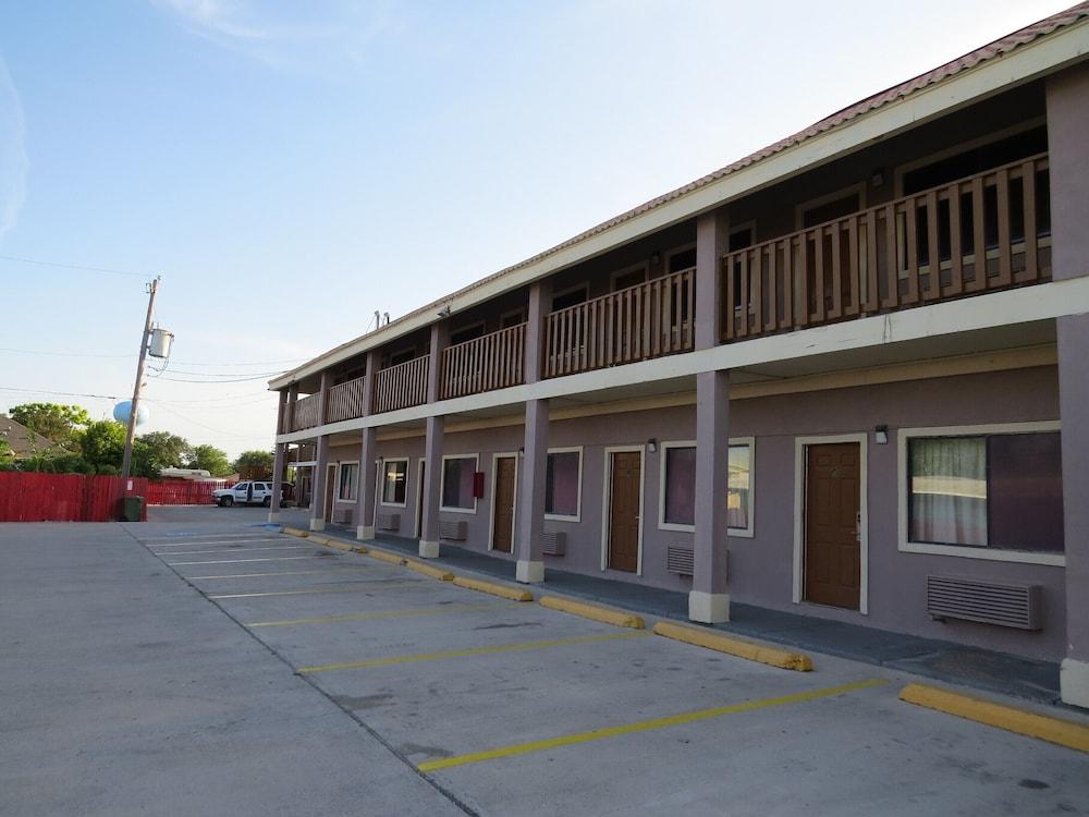Executive Inn and Suites photo 52