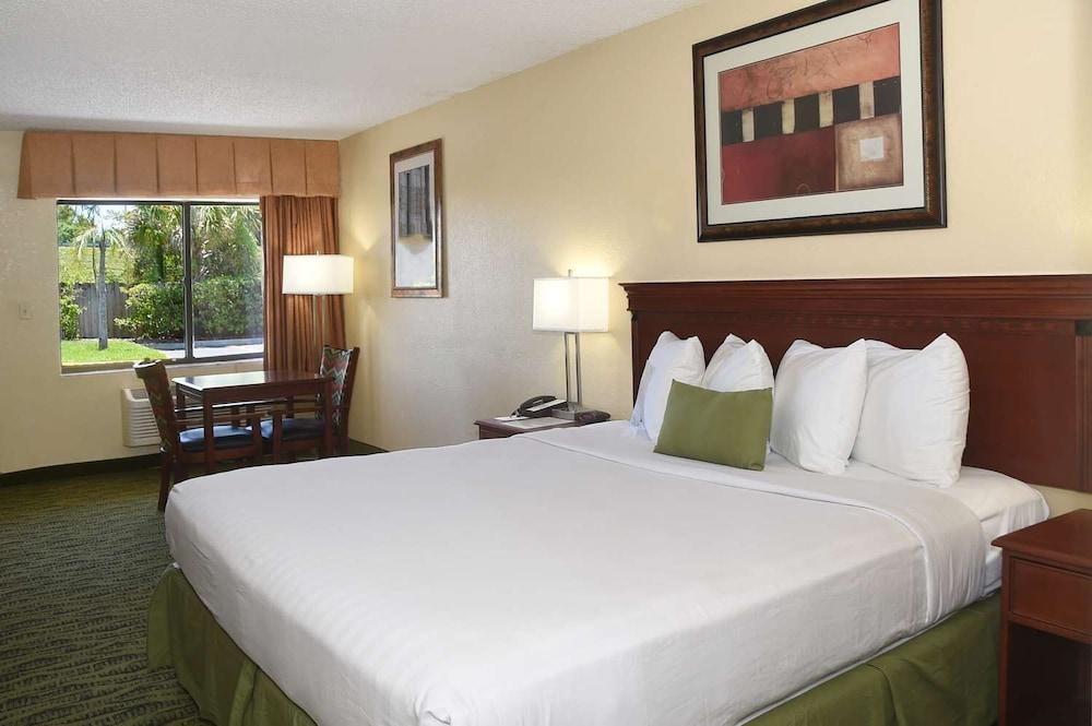 Baymont by Wyndham Orlando East photo 34