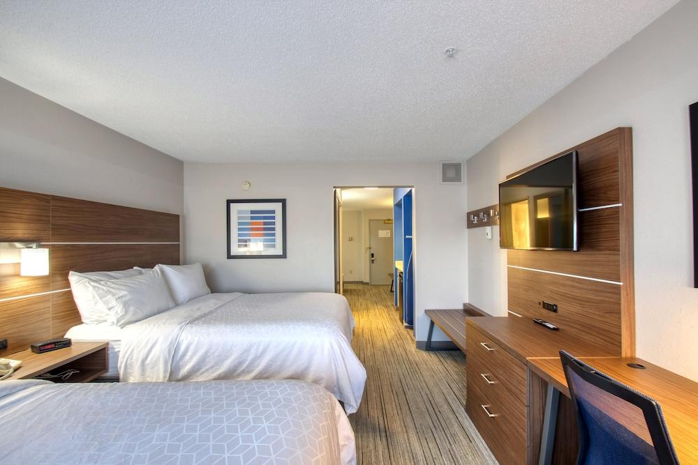 Holiday Inn Express Hotel & Suites Oshkosh by IHG photo 17