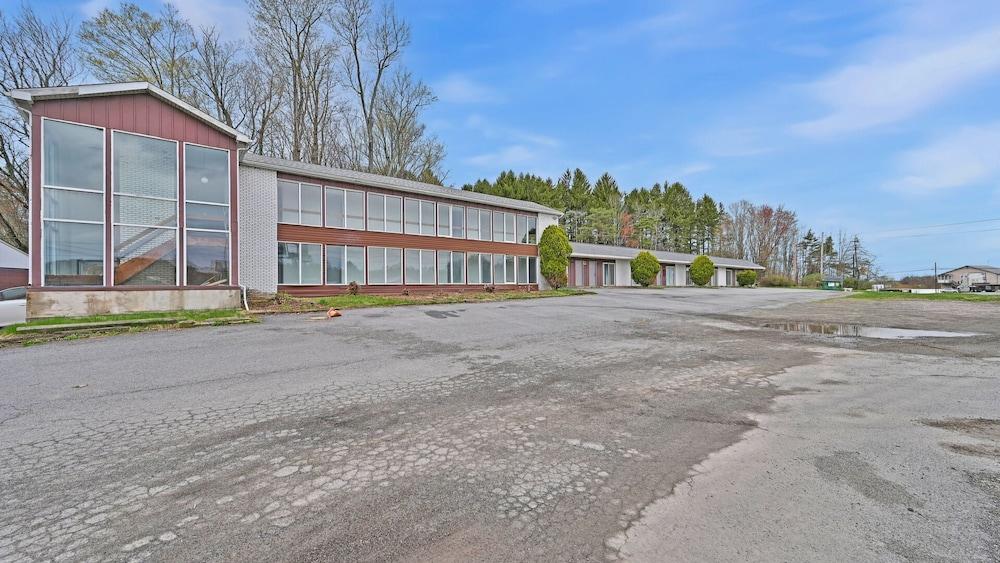 Maplehurst Motel photo 36
