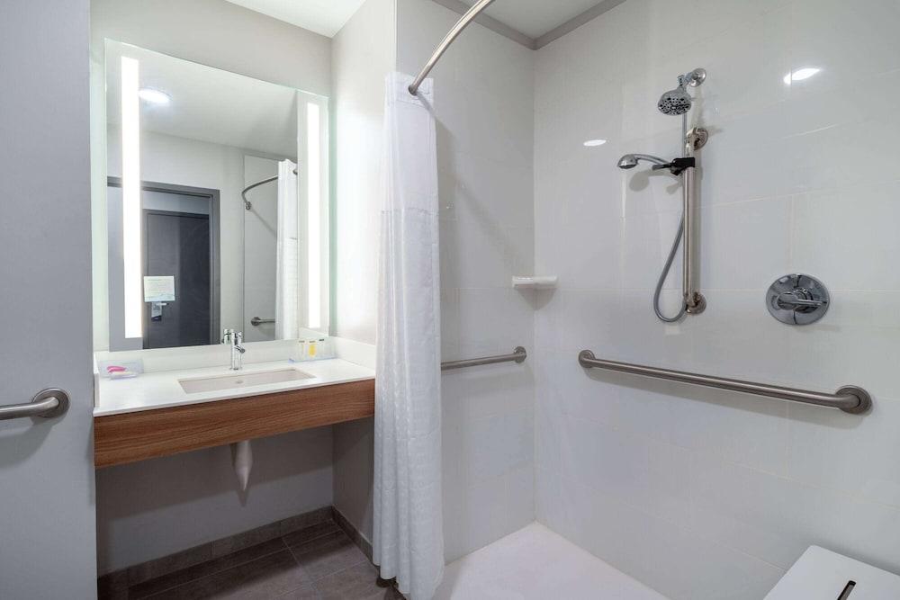 Microtel Inn & Suites by Wyndham Winchester photo 21