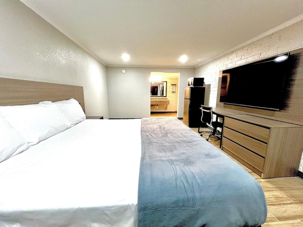 Economy Suites Extended Stay Tulsa photo 4