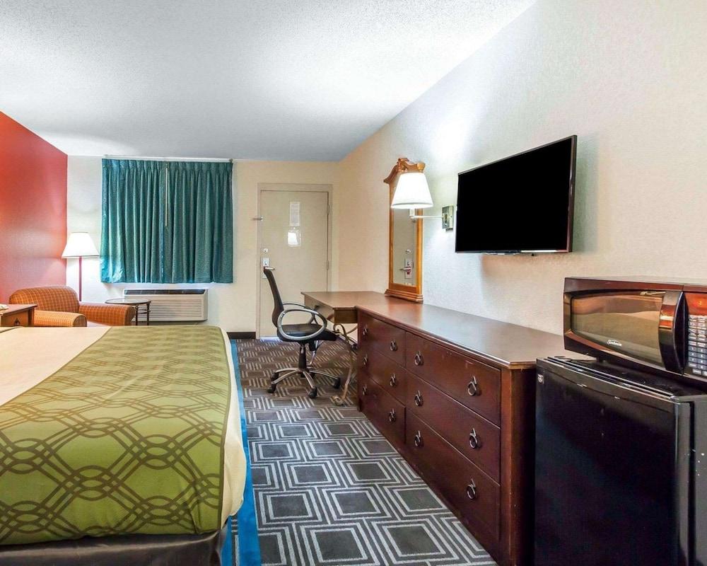 Econo Lodge Lanett photo 9