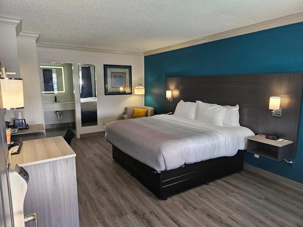 Quality Inn & Suites photo 16