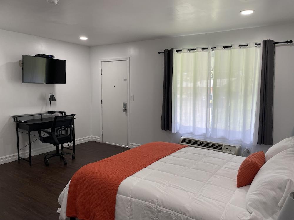 Gatehouse Motel photo 47