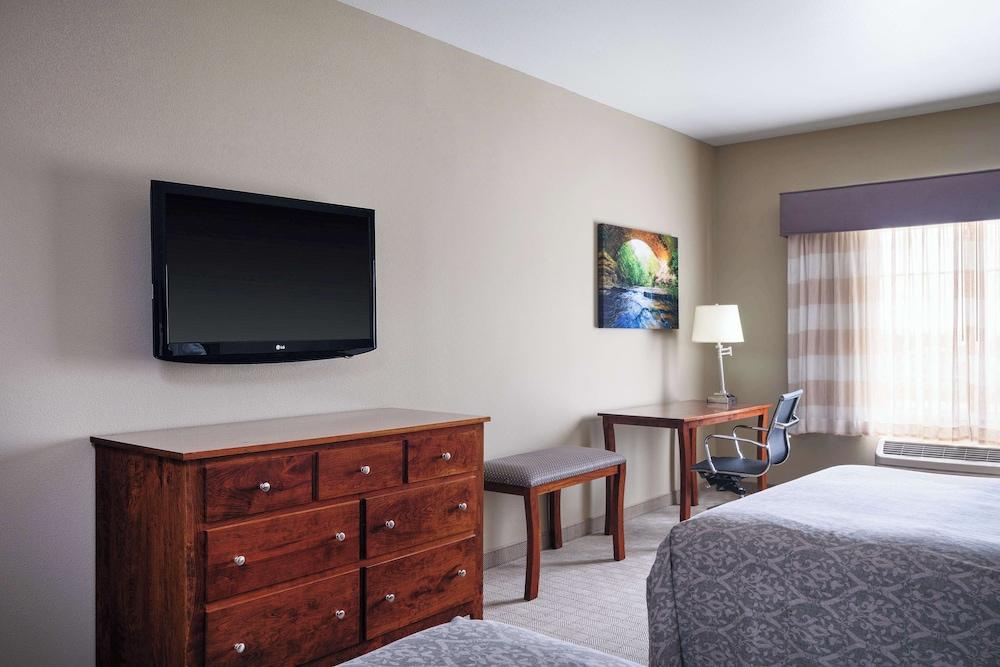 Green Mill Village Hotel & Suites, BW Signature Collection photo 5