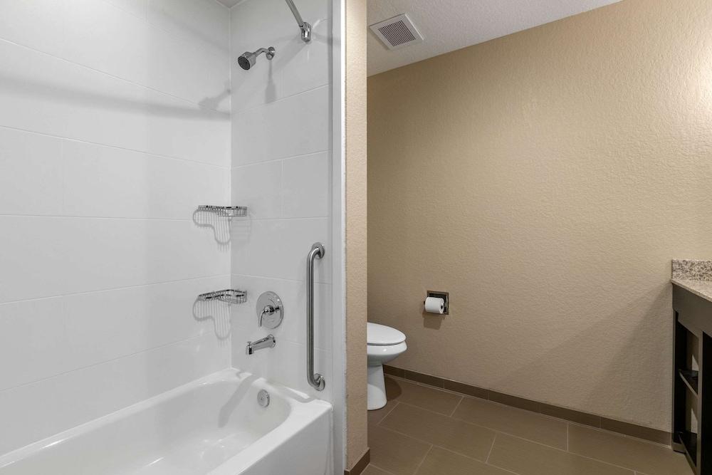 Comfort Inn & Suites Cedar Rapids CID Eastern Iowa Airport photo 37