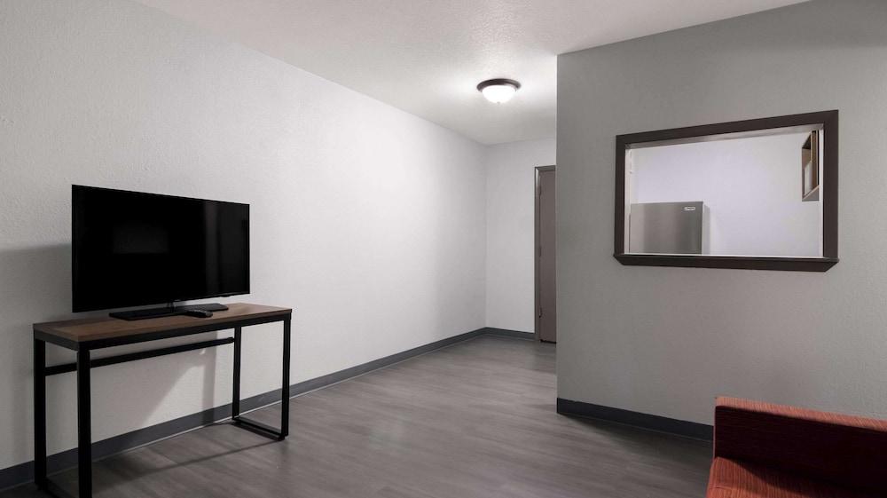 Suburban Studios Portage photo 13
