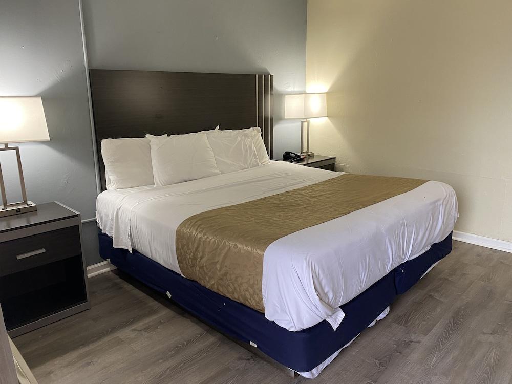 Red Carpet Inn & Suites photo 11