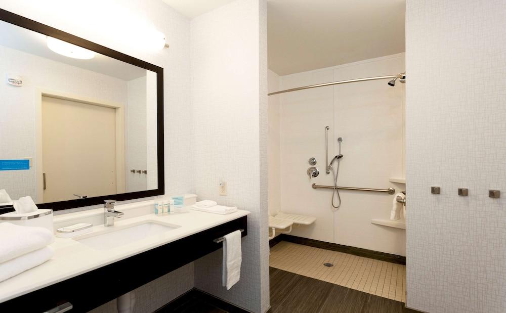 Hampton Inn & Suites Duluth North/Mall Area photo 21