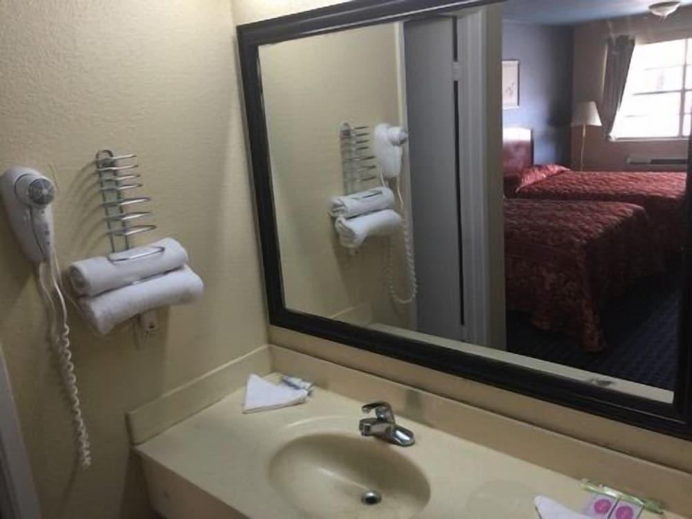 Guest Inn & Suites photo 10