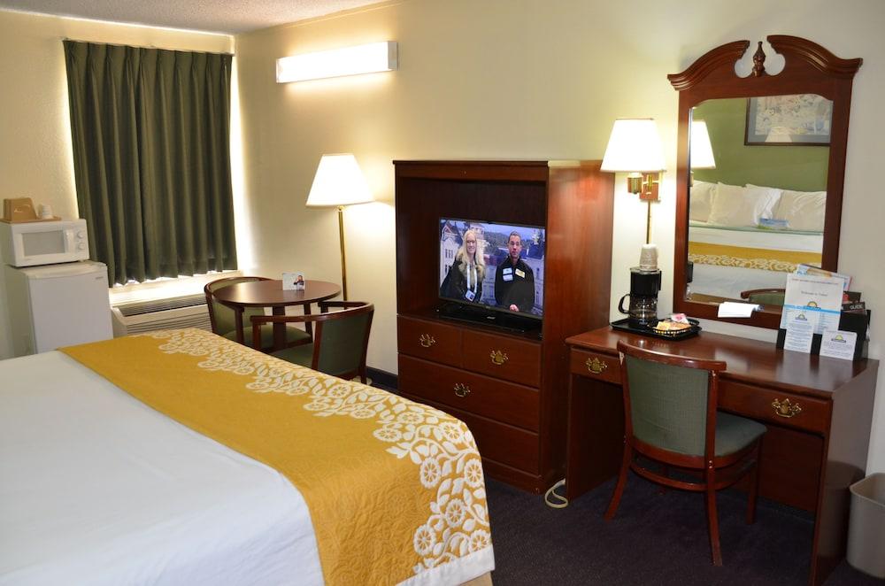 Days Inn by Wyndham Southern Hills/ORU photo 23