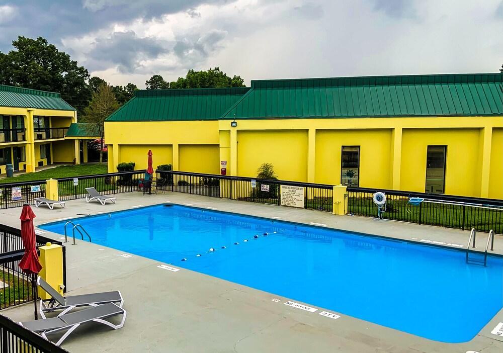 Red Carpet Inn & Suites photo 37