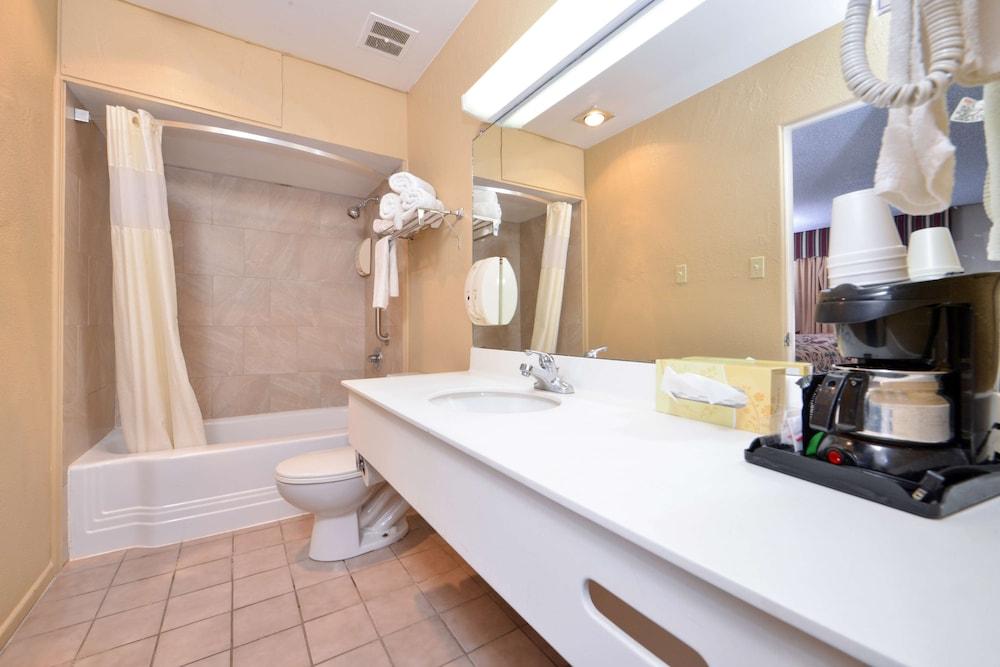 Americas Best Value Inn Lubbock E photo 39
