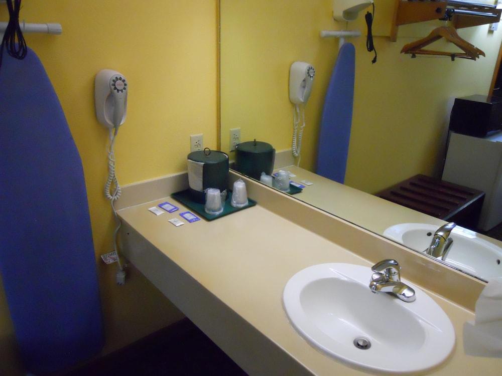 America's Best Inn and Suites Beaufort photo 14