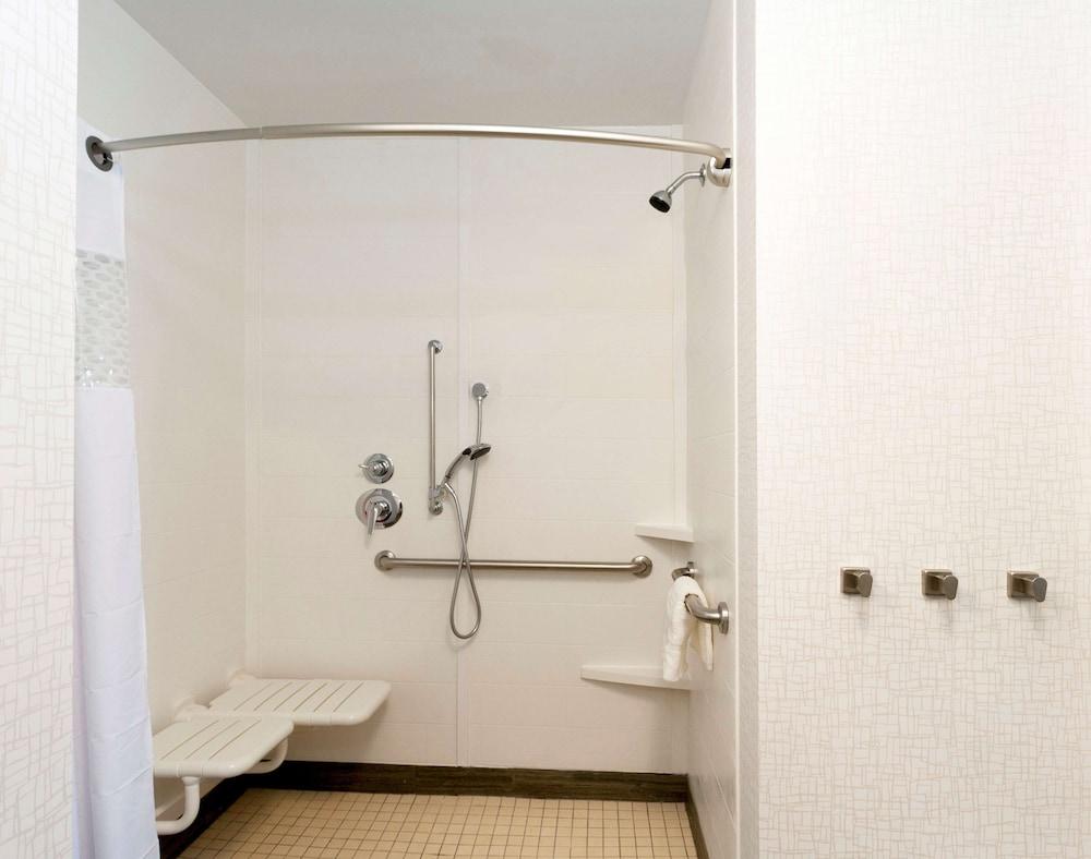 Hampton Inn & Suites Duluth North/Mall Area photo 19