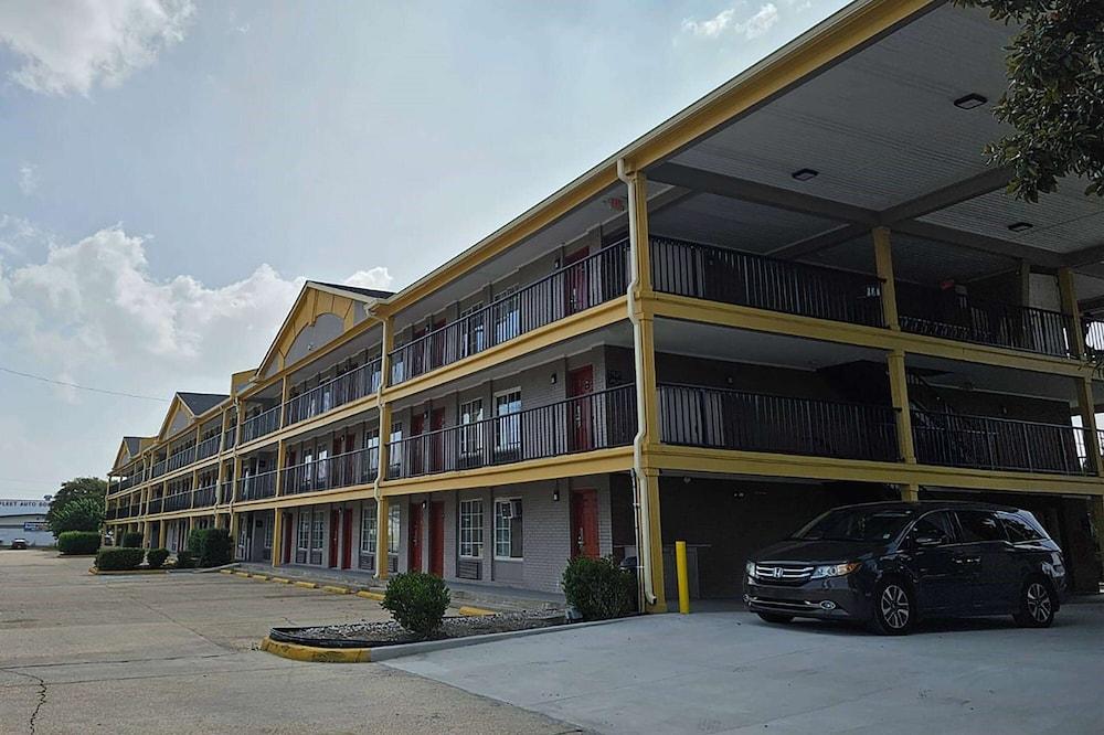 Super 8 by Wyndham Metairie photo 1
