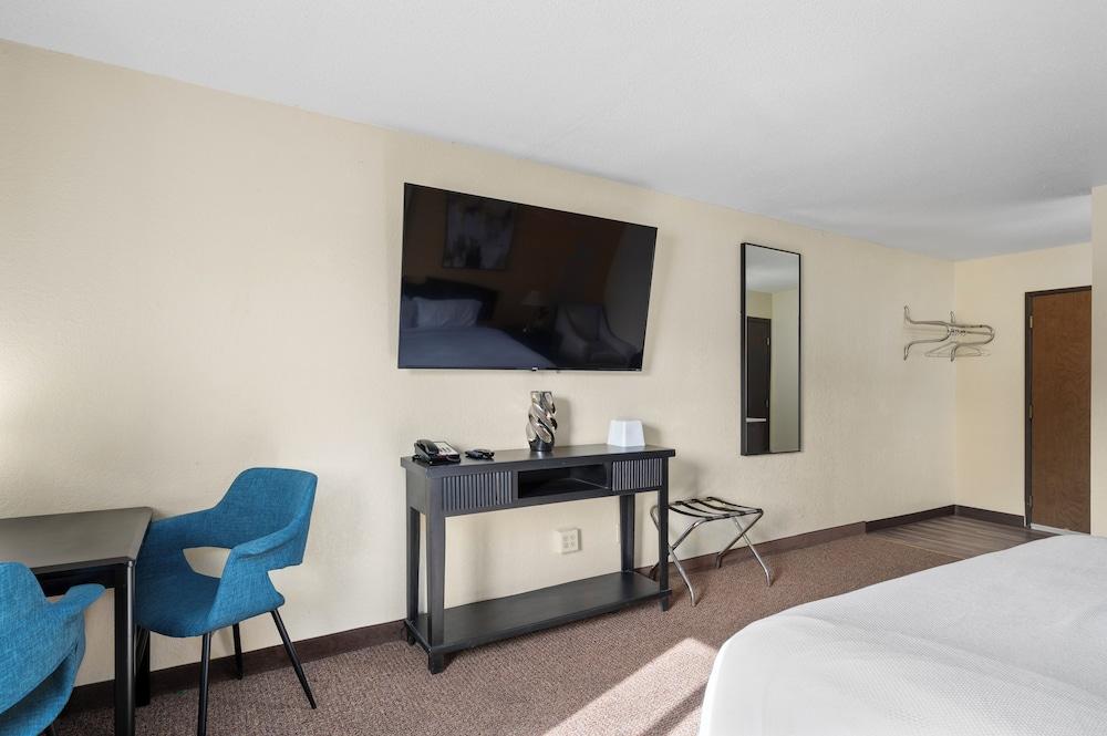 StayInn - Grand Forks photo 33