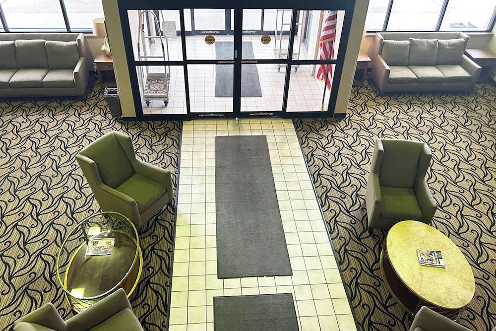 Blue Way Inn & Suites La Crosse photo 13
