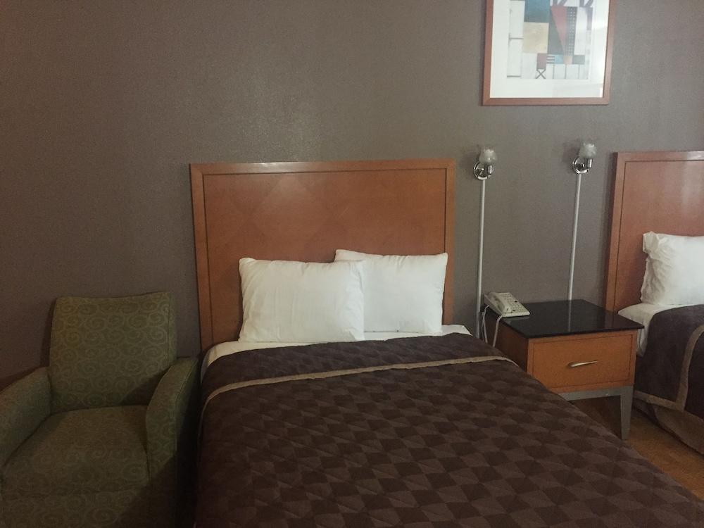 Executive Inn and Suites photo 18