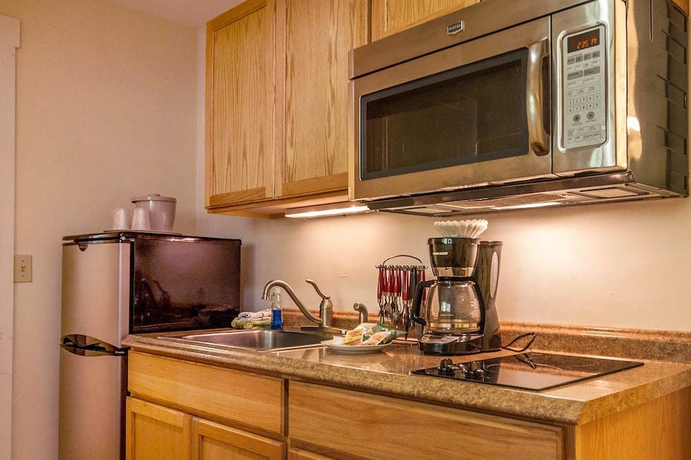 Glen Cove Inn & Suites photo 37