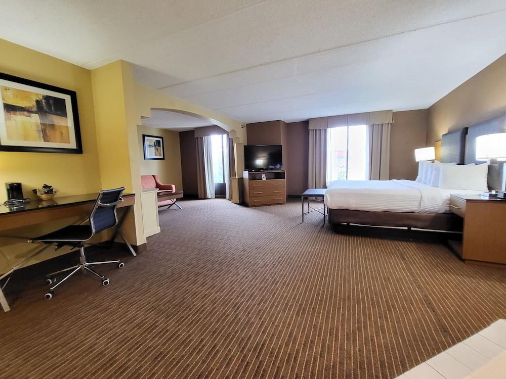 Wingate by Wyndham Greensboro/Coliseum photo 5