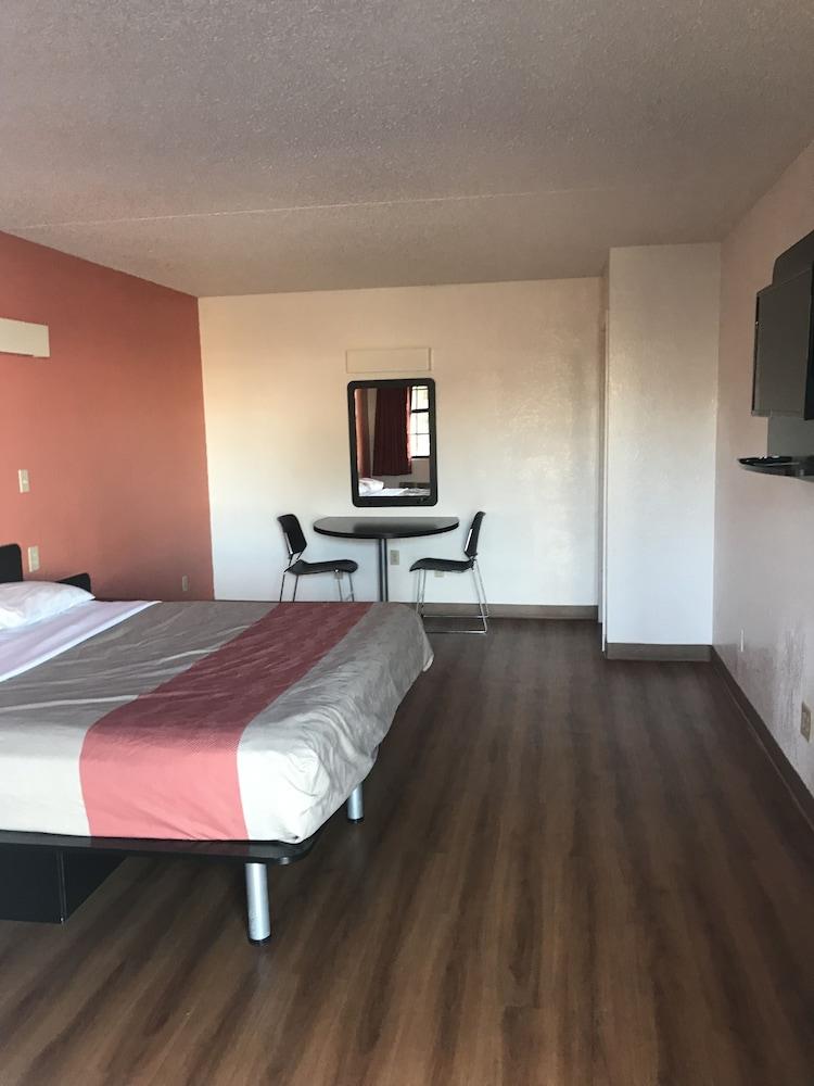 Econo Lodge photo 5