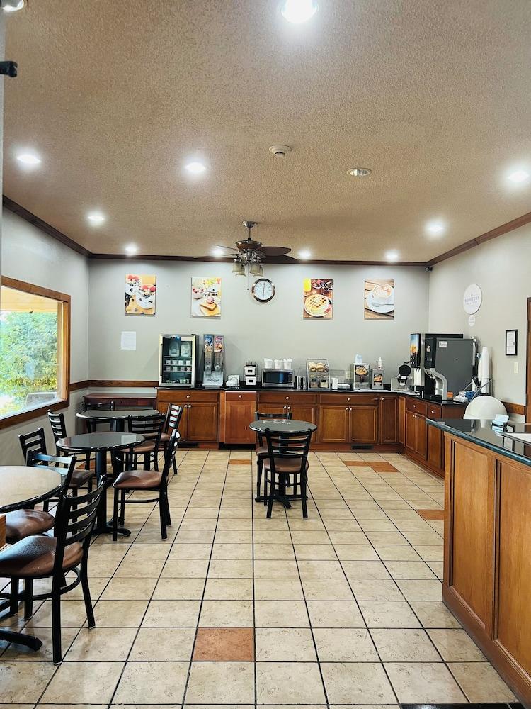 Hometown Inn & Suites photo 4