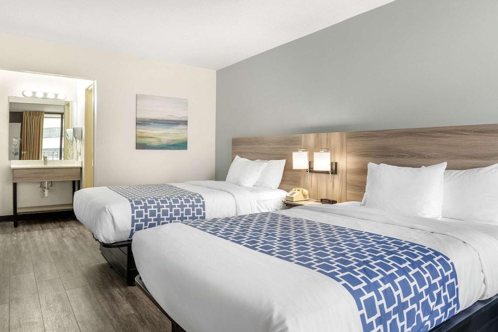 Suburban Studios Tysons Corner photo 7