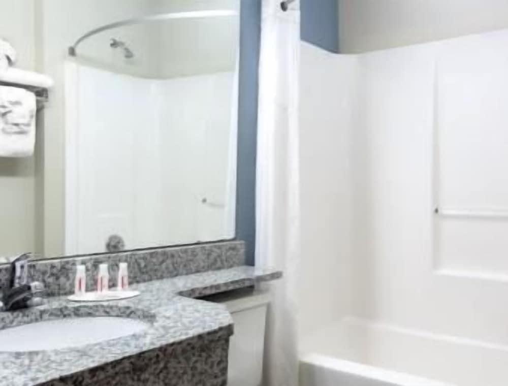 Microtel Inn & Suites by Wyndham Greenville / Woodruff Rd photo 9
