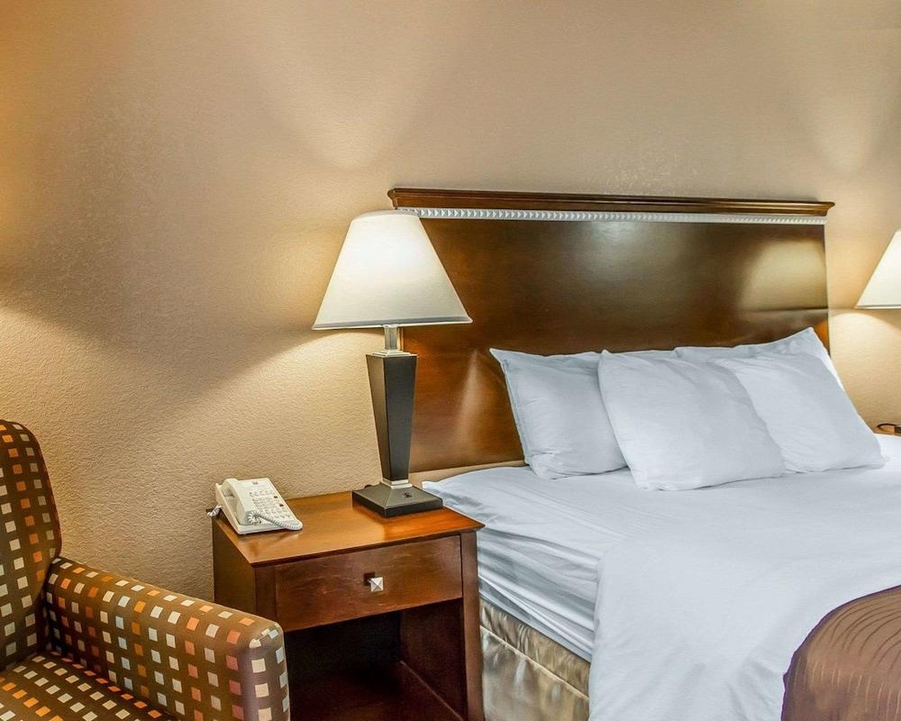 Quality Inn & Suites Mount Pleasant photo 8