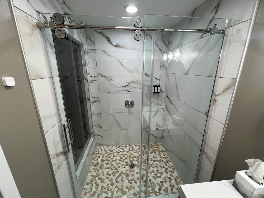 Lighthouse Inn & Suites photo 31