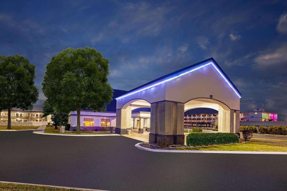 Days Inn by Wyndham Austintown photo 81