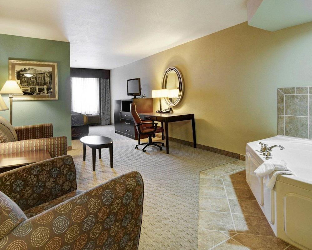 Comfort Suites near Hot Springs Park photo 20