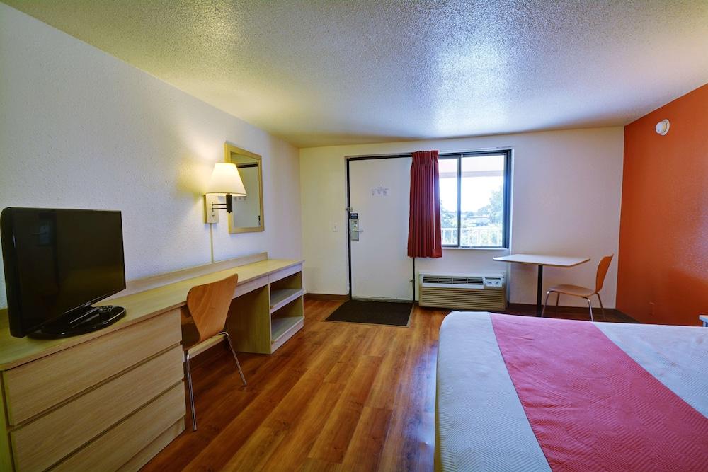 Motel 6 Chicopee, MA - Springfield photo 13