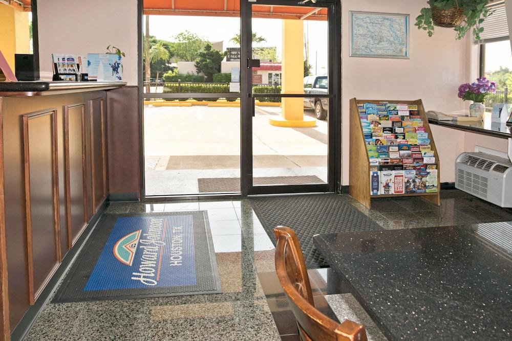 Howard Johnson by Wyndham Houston Heights/Downtown photo 2