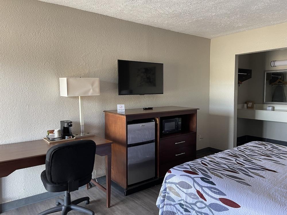 Red Roof Inn LaGrange photo 26