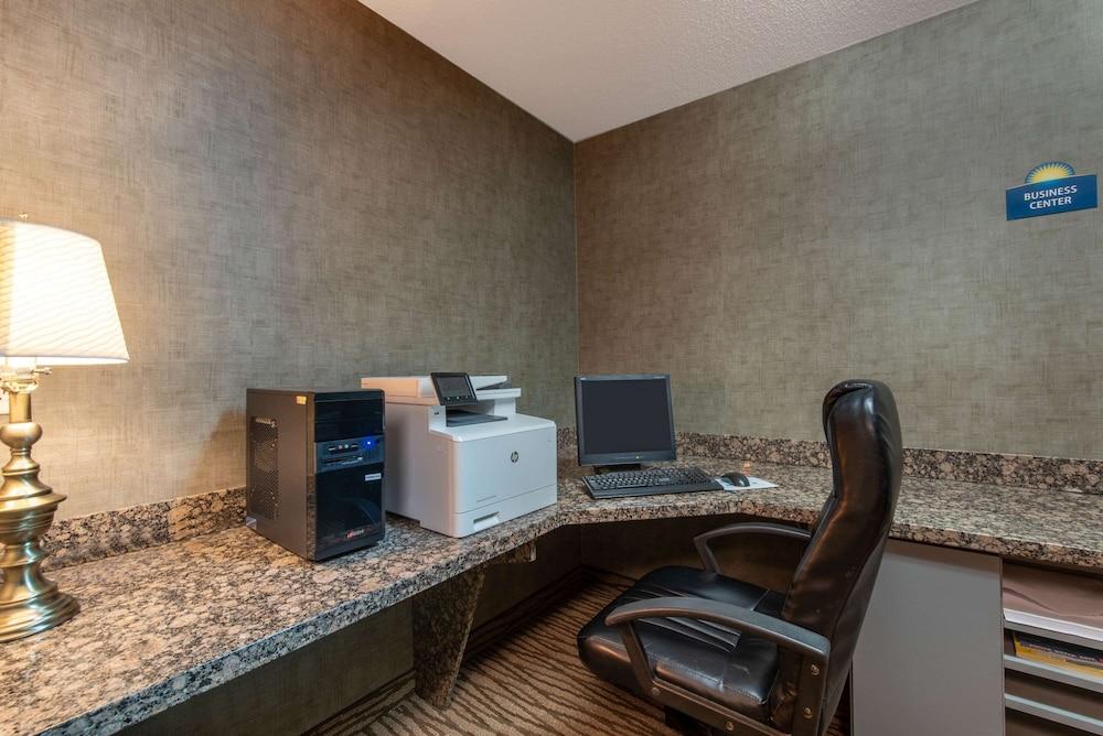 Days Inn by Wyndham Mitchell SD photo 9