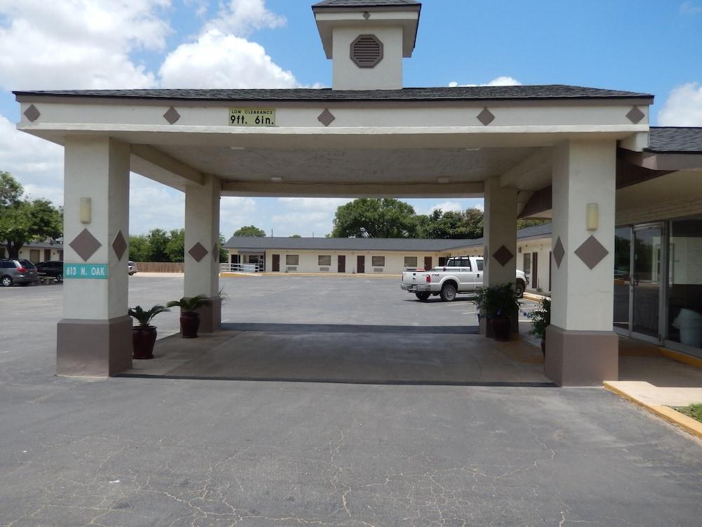 Pearsall Executive Inn photo 2