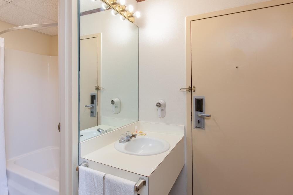 Schenectady Inn & Suites photo 13
