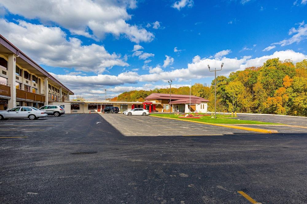 Americas Best Value Inn Moline photo 31