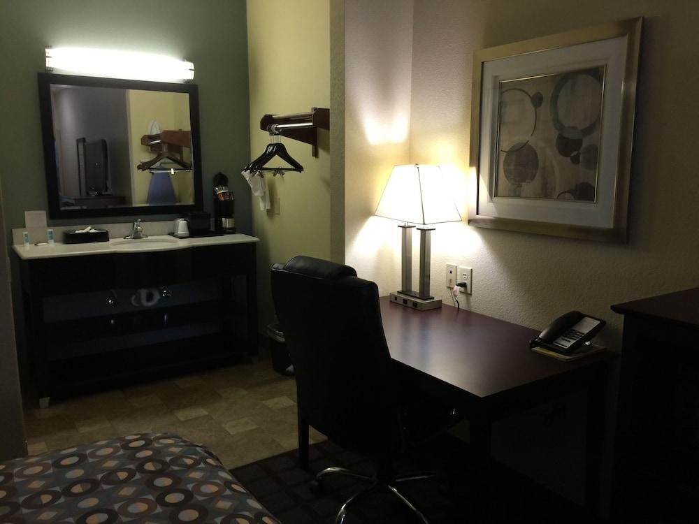 Pearsall Inn & Suites photo 3