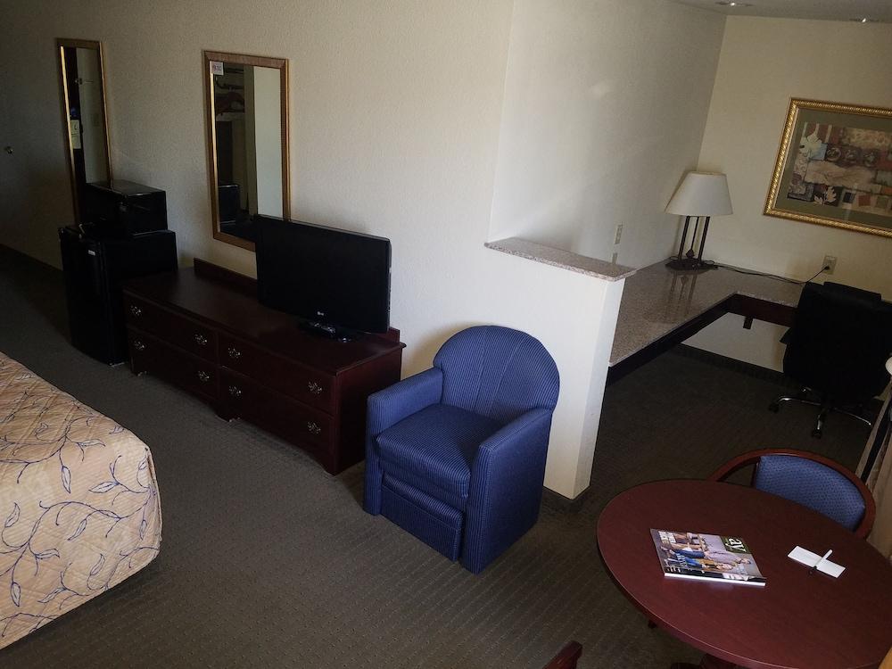 HomeTown Hotel Bryant photo 13