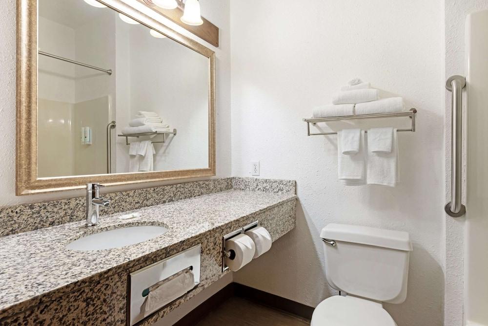 Quality Inn Bemidji photo 36