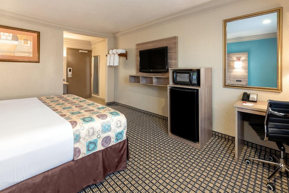 Ramada by Wyndham Houston Intercontinental Airport South photo 17