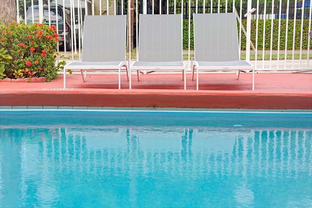 Travelodge by Wyndham Fort Lauderdale photo 3