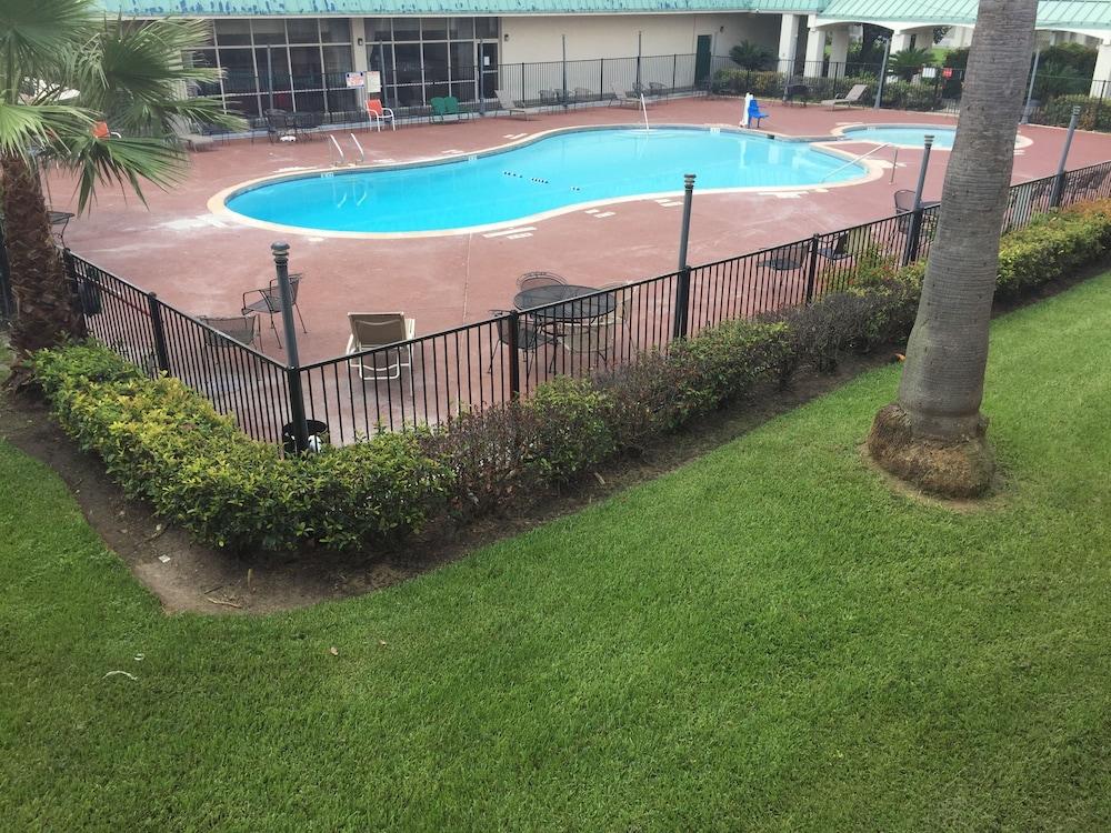 Motel 6 Houston, TX - East photo 28