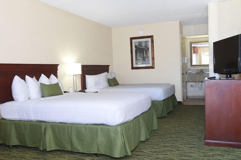 Baymont by Wyndham Orlando East photo 2